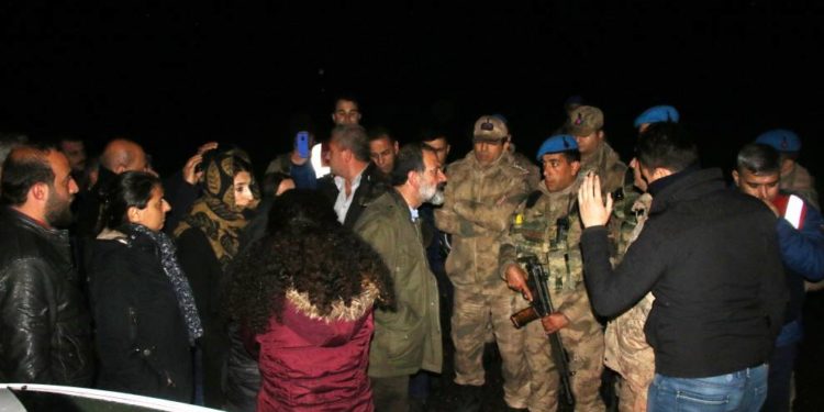 Medya Çinar hat veşartin: Bi sedan kesên xwestin tevlî merasîma cenaze bibin, lê hatin astengkirin