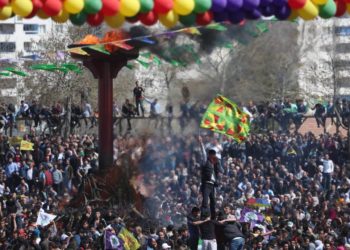 Bi deh hezaran kes diherikin Newroza Amedê; Ciwanan meş lidarxist