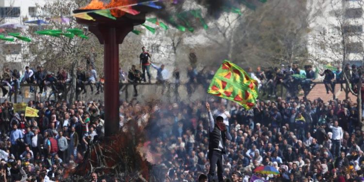 Bi deh hezaran kes diherikin Newroza Amedê; Ciwanan meş lidarxist