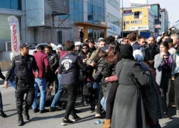 Polîsên dagirker êrîşî girseaya ji bo Ayten Beçet li ber Saziya Tipa Edlî kom bûn kir