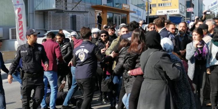 Polîsên dagirker êrîşî girseaya ji bo Ayten Beçet li ber Saziya Tipa Edlî kom bûn kir