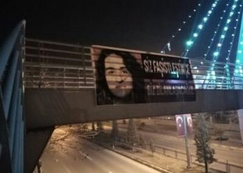 Ciwanan li Wanê li dijî faşîzmê pankart daliqandin