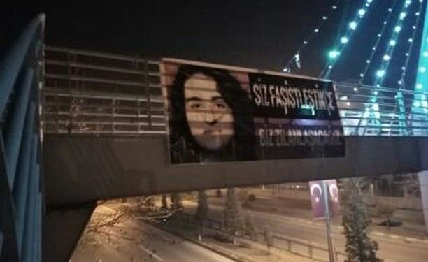 Ciwanan li Wanê li dijî faşîzmê pankart daliqandin