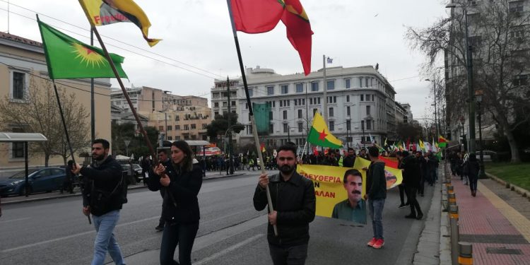 Atîna ji bo şikandina tecrîdê meşek lidarxist