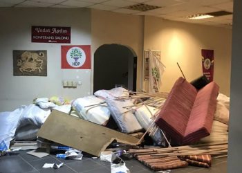 Dîmenên polîsên dagirker a ku êrîşa parlementeran dike!