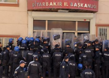 Polîsên dagirker avêtin li ser avahiya HDP’ê: 3 çalakvan binçav kirin