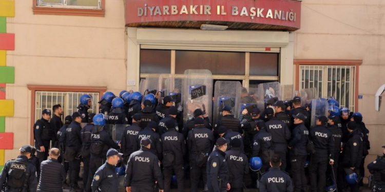 Polîsên dagirker avêtin li ser avahiya HDP’ê: 3 çalakvan binçav kirin