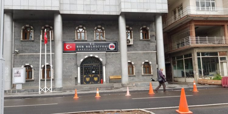 Qeyyumê xespker berê hilbijartinê polîsên dagirker ên li ber şarederiya jî girt û çû