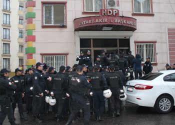 Operasyonên qirkirina siyasî yên li dijî HDP’ê didomin, 12 kes hatin binçavkirin