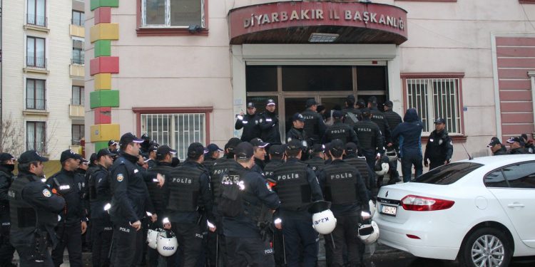 Operasyonên qirkirina siyasî yên li dijî HDP’ê didomin, 12 kes hatin binçavkirin