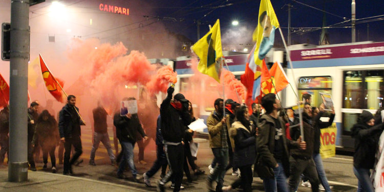 Li Zurihê ciwan li dijî tecrîdê meşiyan