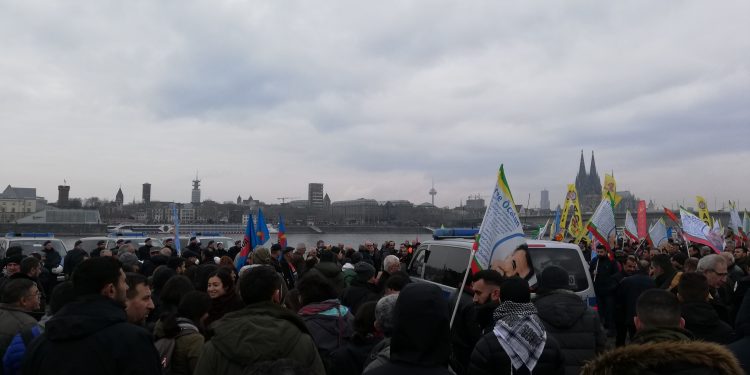 Li Kolnê meşeke girseyî, di êrişa polisan de çalakvan Tûzak hat binçav kirin