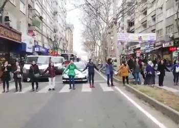 Meclisa Jinên Ciwan ya HDP li Amedê rê li trafîke girtin