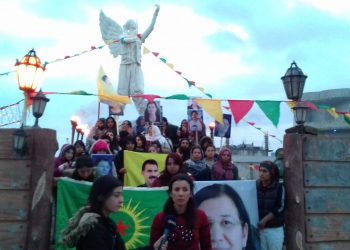 Jinên Ciwanên Kobanê 8’ê Adarê diyarî Leyla Guven kirin