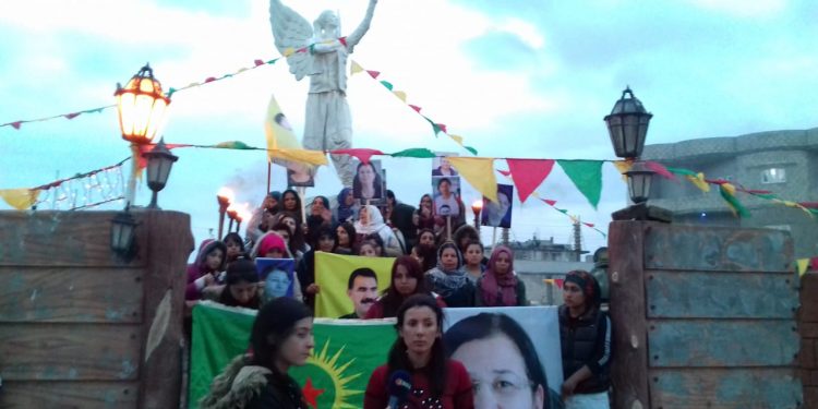 Jinên Ciwanên Kobanê 8’ê Adarê diyarî Leyla Guven kirin