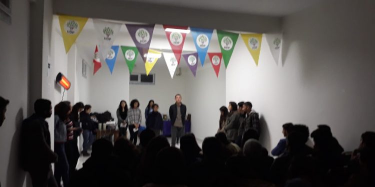 Meclîsa Jinên Ciwan ya HDP’ê li Amedê ji bo piştgiriya grevên biçîbûnê çalakî pêk anîn