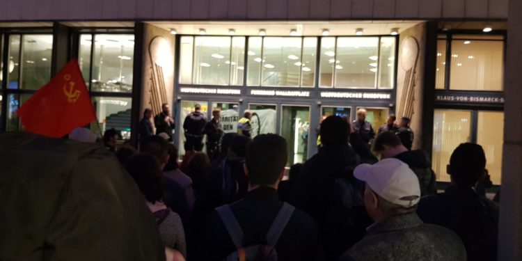 LEZGÎN – Ciwanên Kurd ji bo grevên birçîbûnê ketin avahiya televizyona alman ya WRD’ê