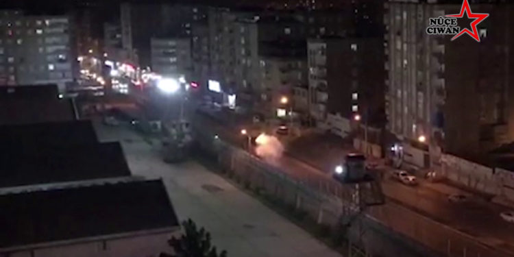 DGKH bombeya karê destan avêtin zindana Amedê û posterên şehîdan daliqandin