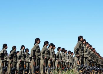 Berxwedêrên çiyê ji jinên li zindanan re name