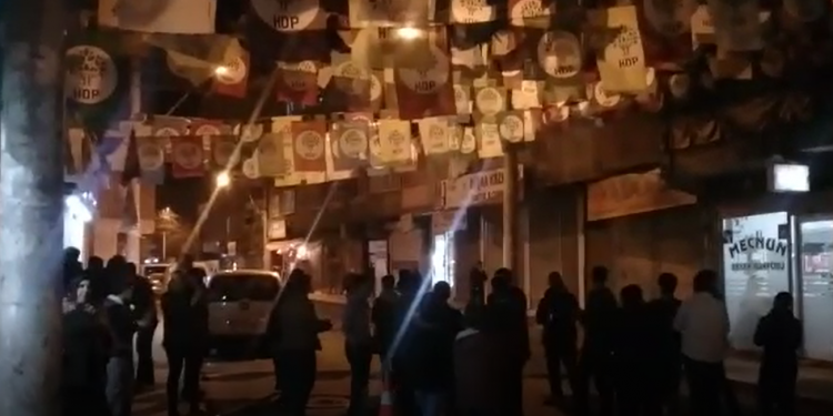 Ciwanên Amed’ê li dijî tecrîdê çalakiya rê girtinê pêk anî