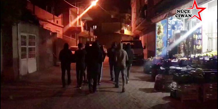 Ciwanên Mêrdîn tecrîdê şermezar kir, berxwedanên grevên birçîbûnê silav kir