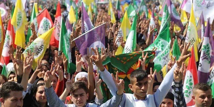 Bi dehhezaran li Botanê govendên berxwedanê gerandin