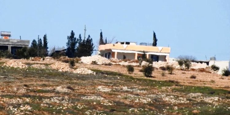 Artêşa Tirk a dagirker li ser sinor malên sivîlan dike baregehên leşkerî û xendekan dikolin