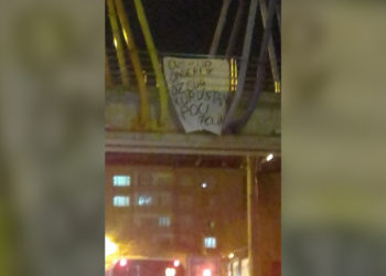 Pankarta “Rêbertiya Azad, Kurdistana Azad û Ciwanên Apoyî” hate daliqandin