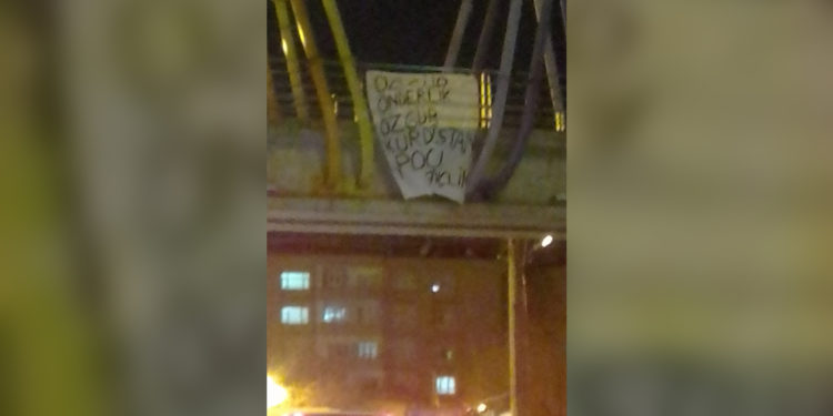 Pankarta “Rêbertiya Azad, Kurdistana Azad û Ciwanên Apoyî” hate daliqandin