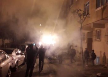 Gelê Stenbolê bi meşaleyan li dijî tecrîdê meşiyan