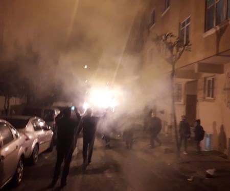 Gelê Stenbolê bi meşaleyan li dijî tecrîdê meşiyan