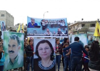 Xwendekar û mamosteyan li Kobanê ji bo berxwedana grevên birçîbûnê meşiyan