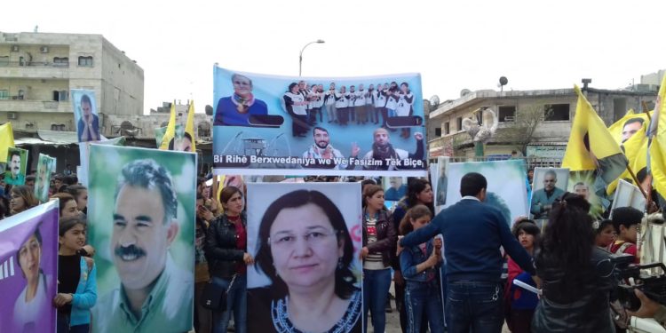 Xwendekar û mamosteyan li Kobanê ji bo berxwedana grevên birçîbûnê meşiyan