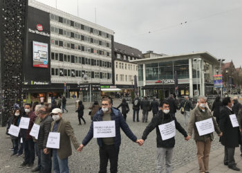 Li Bielefeld zincîra mirovan ji bo bal kişandina li ser grevên birçîbûnê