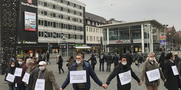 Li Bielefeld zincîra mirovan ji bo bal kişandina li ser grevên birçîbûnê
