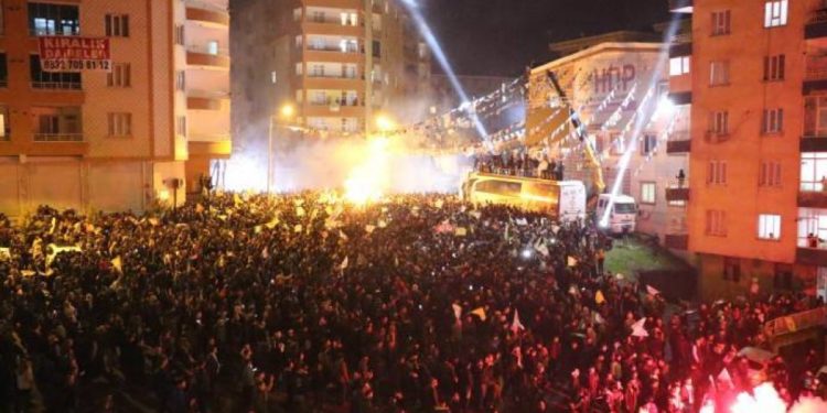 Gelê Amed’ê serkeftina xwe ji Leyla Guven re diyarî kirin