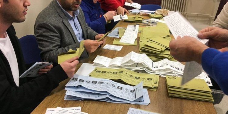 Akp li Stenbol’ê ket!