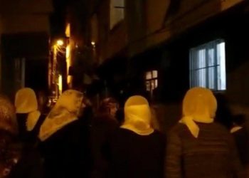 Li Rezanê jin û dayîk li dijî tecrîdê meşiyan