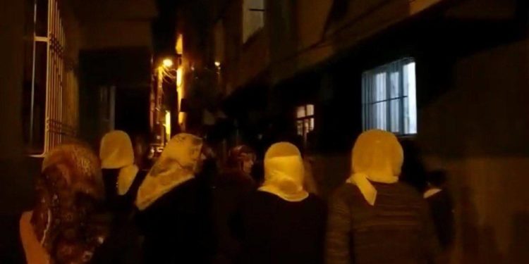 Li Rezanê jin û dayîk li dijî tecrîdê meşiyan