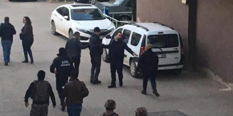 Polîsên dagirker li Amedê ciwanekî binçavkir