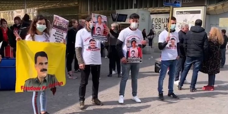 Ciwanên Kurd li Parîsê li dijî tecrîdê daketin qadan