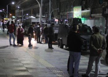 Polîsên dagirker ên Tirk dor li avahiya HDP’ê a çalakgerên grevê lê ne girtin