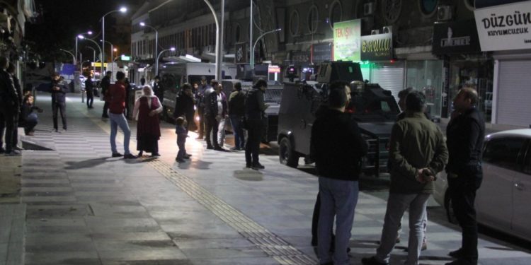 Polîsên dagirker ên Tirk dor li avahiya HDP’ê a çalakgerên grevê lê ne girtin