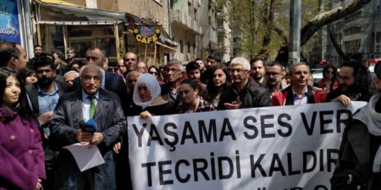 “Eger em hêza xwe mezin bikin wê desthilatdarî paşve gav biavêje”