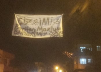 Ciwanên Çukurova pankarta “Xeta me Berîtan û Mazlum Serokê me Ocalan” daliqandin