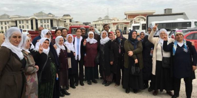 Malbatên çalakvanên grevan li pêşiya walîtiya Kocaeliyê daxuyanî dan