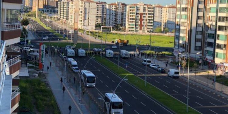 Mala Leyla Guven bi wesayîtên zirxî û polîsan hatiye dorpêçkirin