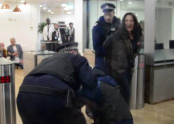 Polîsên Îngilîz êrîşî çalakvanên li avahiya Rêxistina Efûyê kirin: 20 kes binçavkirin