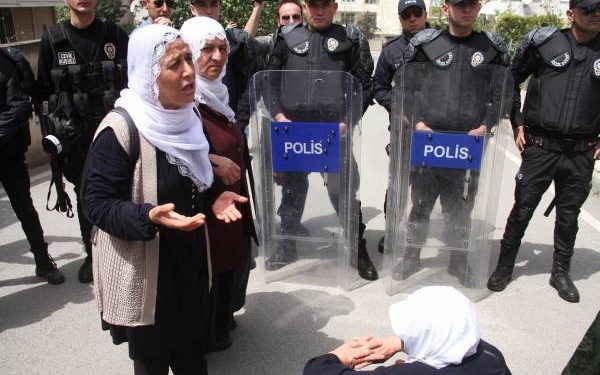 Dayikên li Gebzeyê: Em dev ji zarokên xwe bernadin