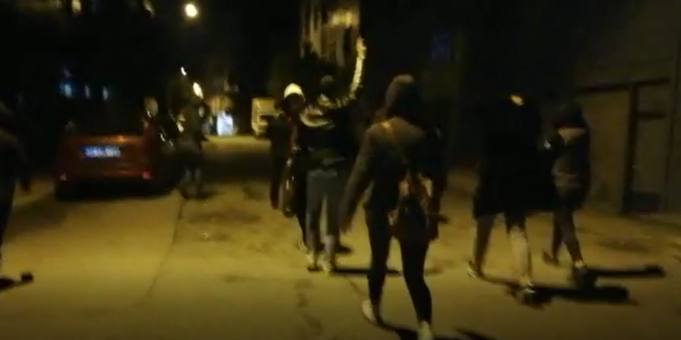 Ciwanên Stenbolê bi slogana “Kurdistan wê ji bo faşîzmê bibe goristan” meşiyan